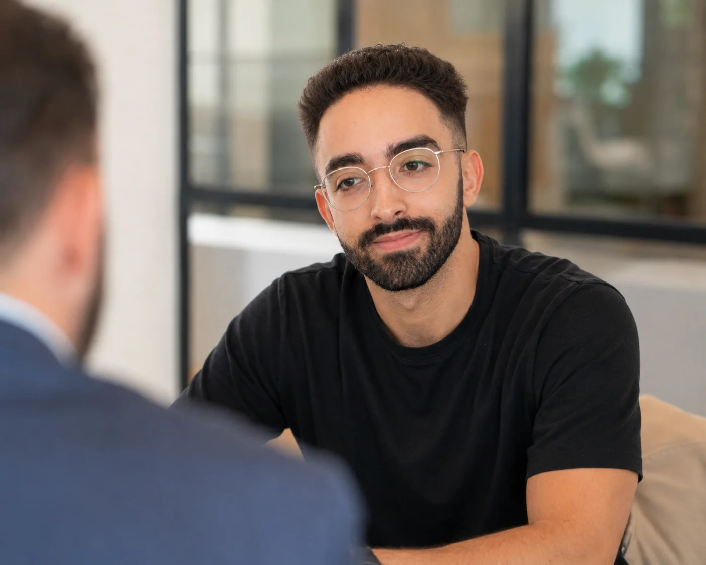 Daniel im Gespräch mit einem Kunden, hört aufmerksam zu